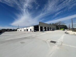 8525 Jackrabbit Rd, Houston, TX à louer Photo de l’immeuble– Image 1 sur 2