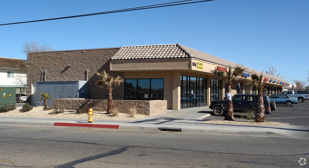 11336 Bartlett Ave, Adelanto, CA à louer - Photo de l’immeuble – Image 3 sur 30