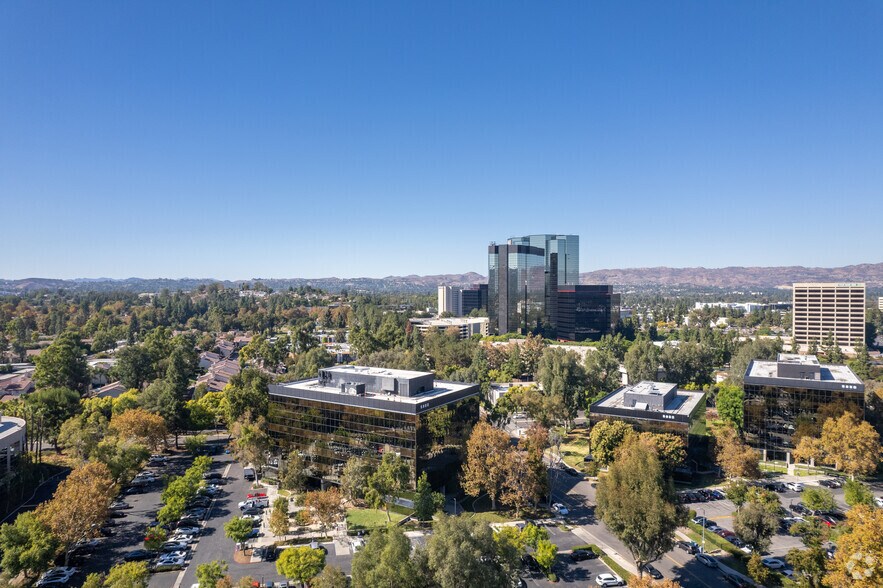 5850 Canoga Ave, Woodland Hills, CA à louer - Aérien – Image 3 sur 3
