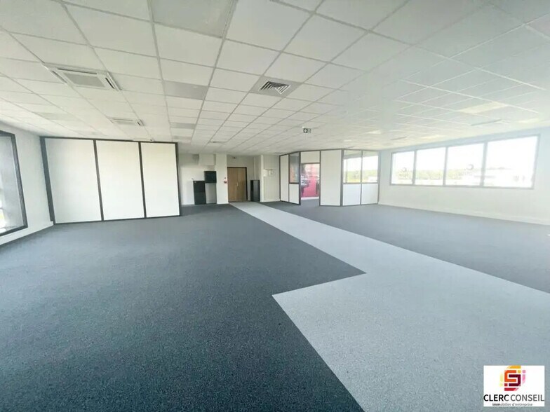 Bureau dans Isneauville à louer - Photo intérieure – Image 2 sur 9