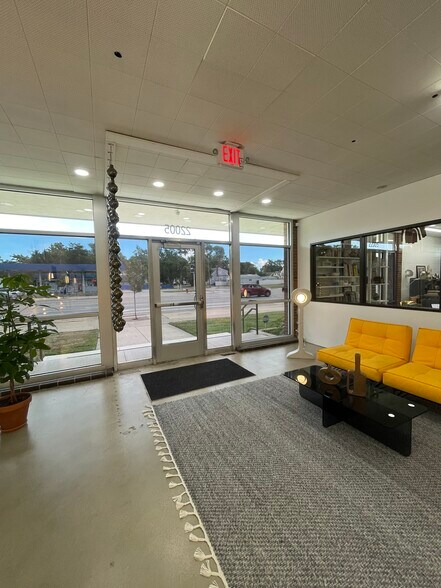 22005 Van Dyke Ave, Warren, MI à louer - Photo de l’immeuble – Image 2 sur 13