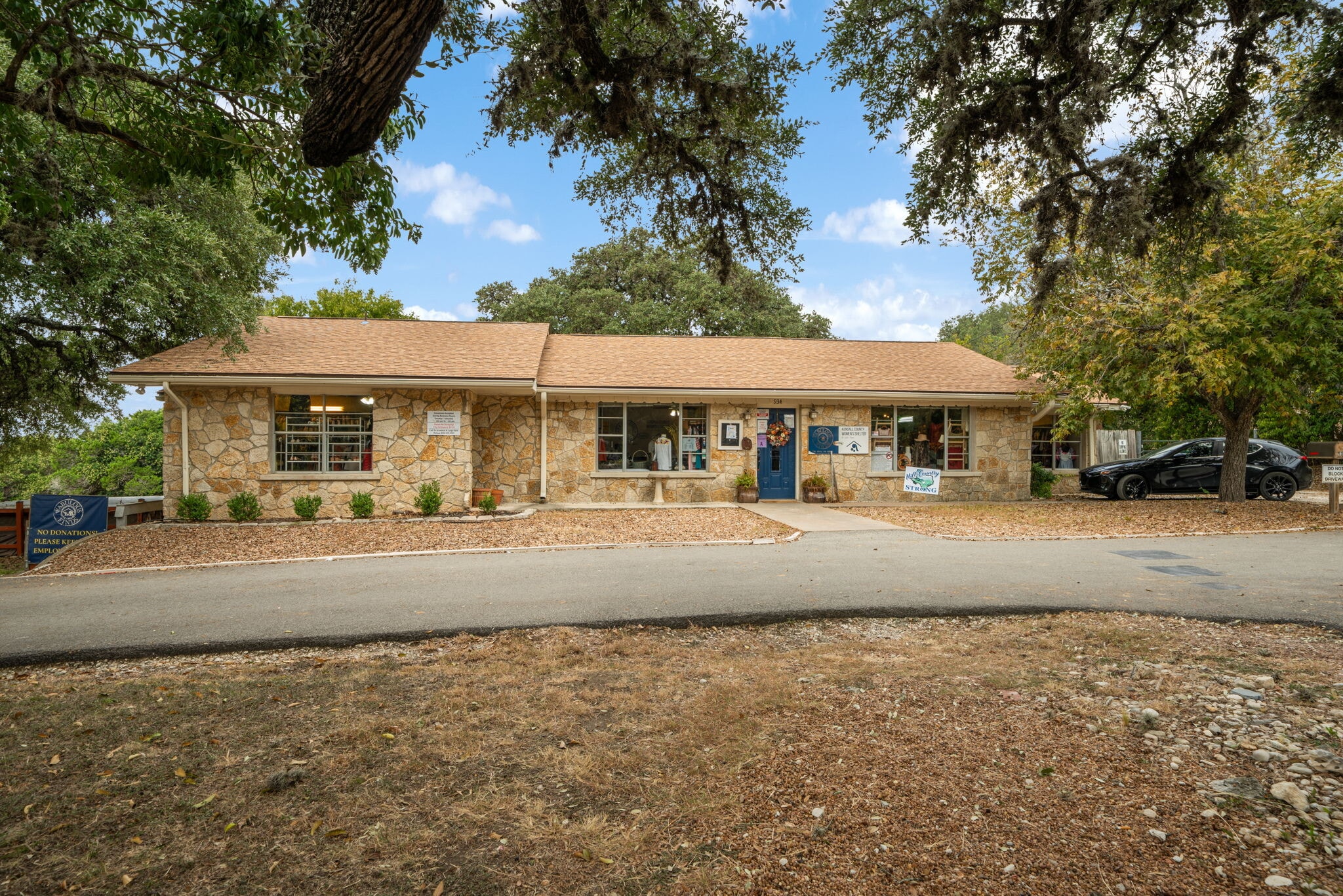 930 N School St, Boerne, TX à vendre Photo de l’immeuble– Image 1 sur 50