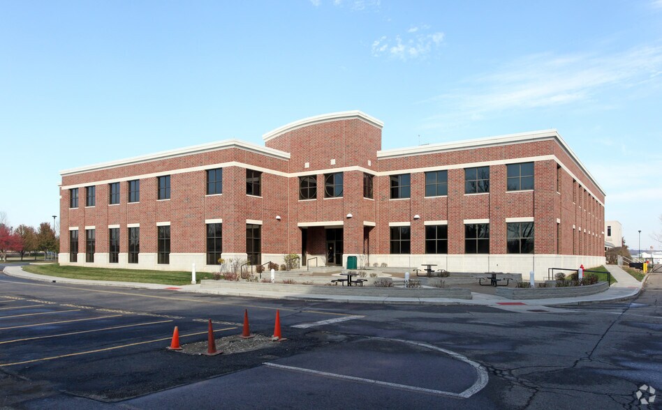 781 Irving Wick Dr W, Heath, OH à louer - Photo de l’immeuble – Image 1 sur 9