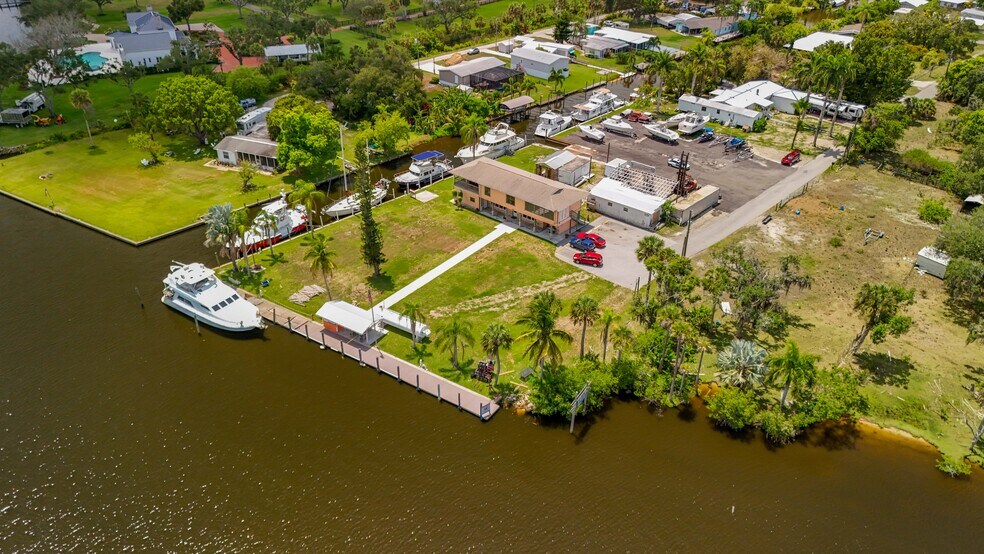 2200 Marina Park Dr, Fort Myers, FL à vendre - Photo de l’immeuble – Image 1 sur 19