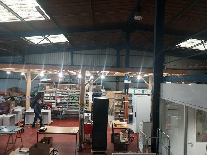 Local d'activités dans Saint-Martin-de-Crau à vendre - Photo de l’immeuble – Image 2 sur 5
