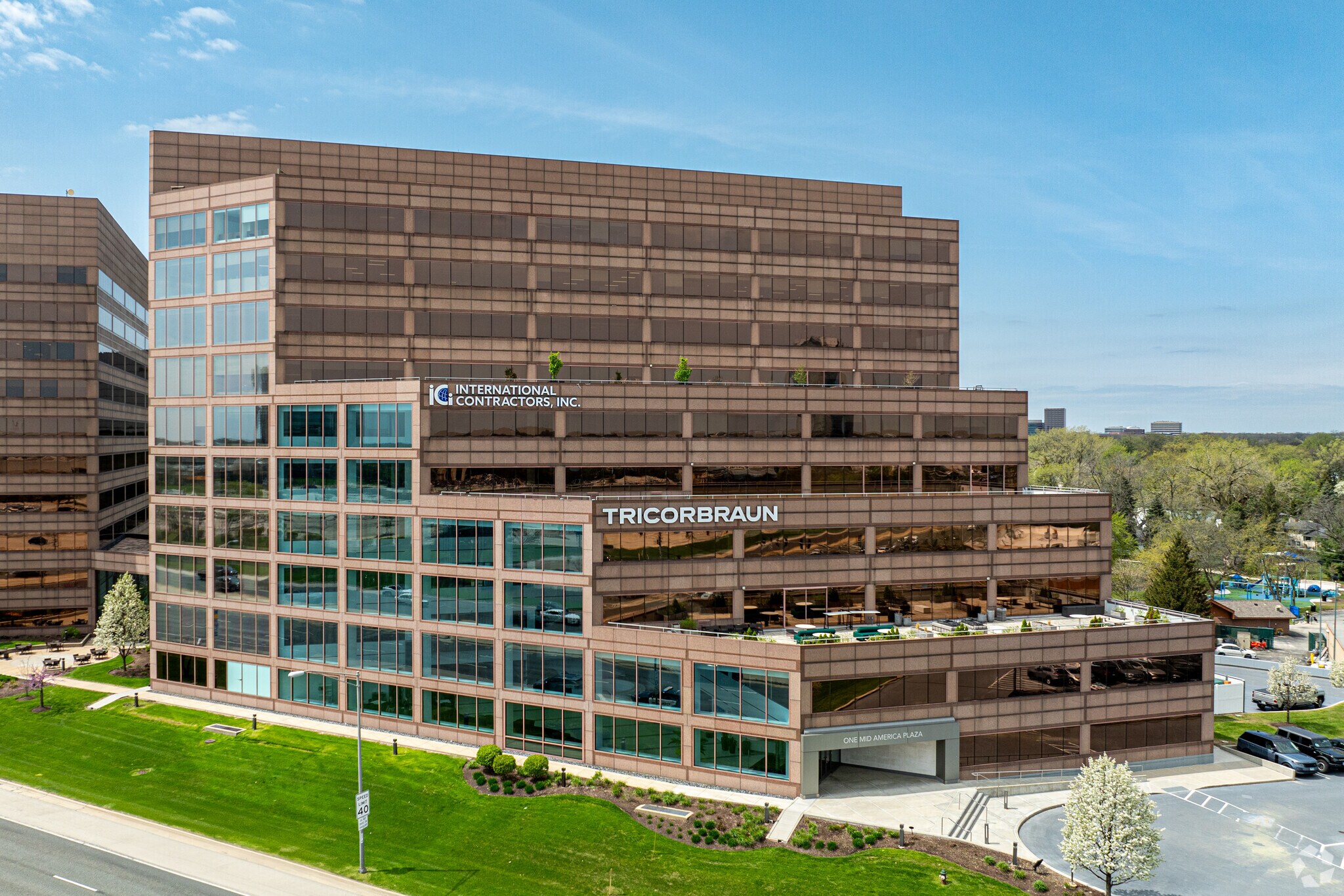 1 Mid America Plz, Oakbrook Terrace, IL à louer Photo principale– Image 1 sur 39