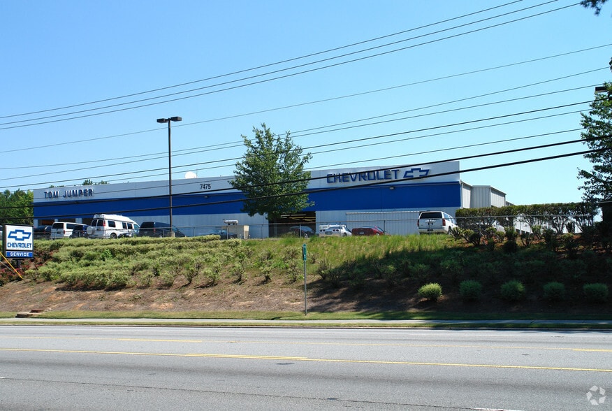 7475 NE Roswell Rd, Atlanta, GA à louer - Photo principale – Image 1 sur 3