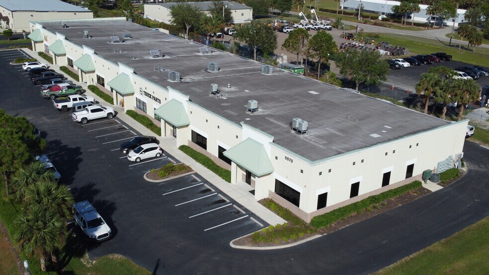 5570 Lee St, Lehigh Acres, FL à louer - Photo de l’immeuble – Image 1 sur 9