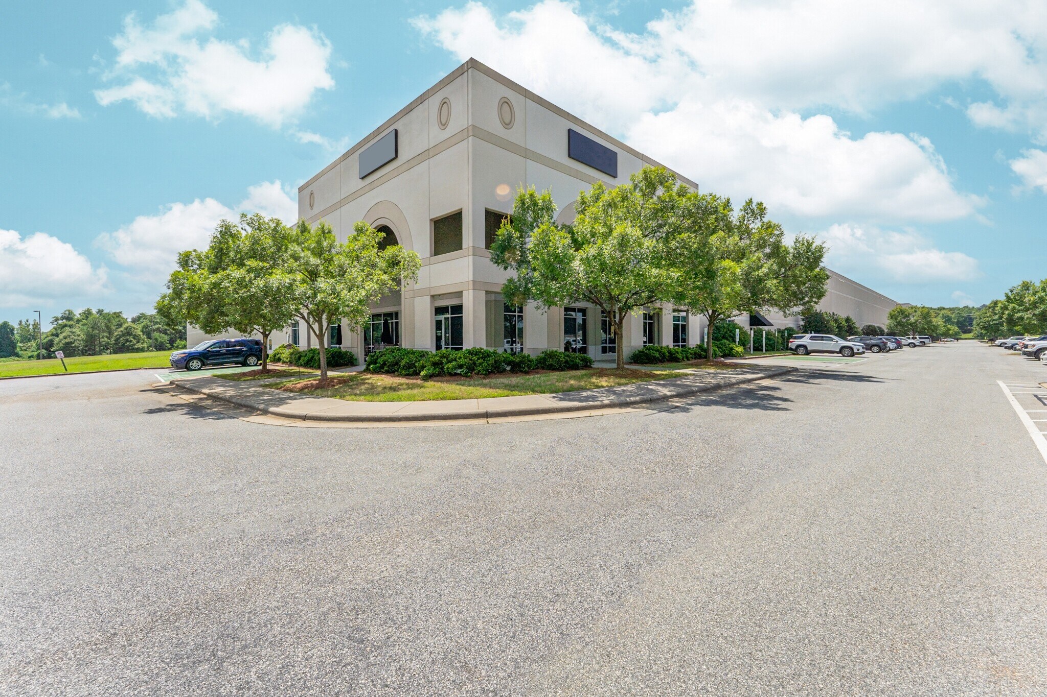 1150 Pleasant Ridge Rd, Greensboro, NC à louer Photo principale– Image 1 sur 3