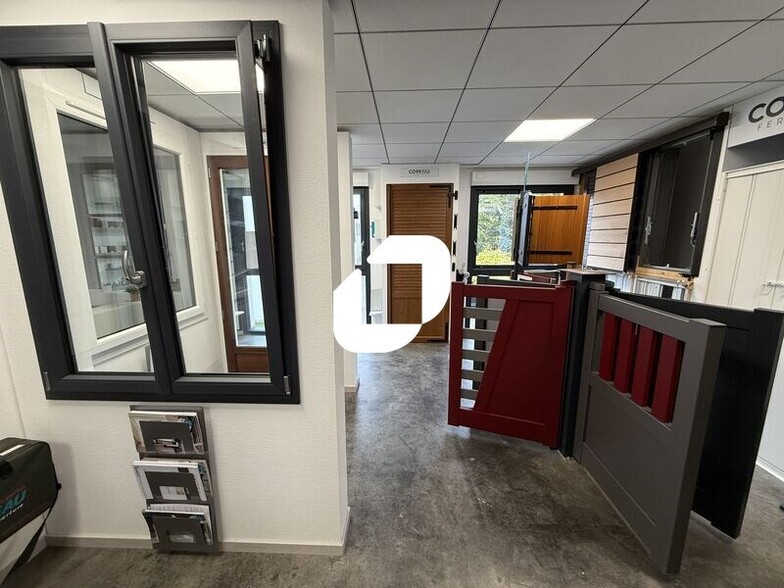 Bureau dans Saint-Laurent-de-Mure à vendre - Photo de l’immeuble – Image 2 sur 7