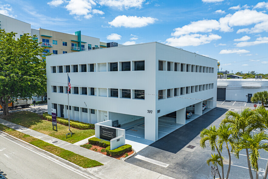 707 NE 3rd Ave, Fort Lauderdale, FL à louer - Photo de l’immeuble – Image 2 sur 57