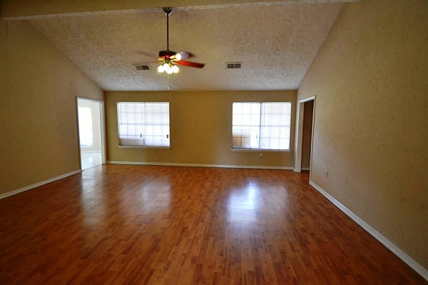 6116 Reading Rd, Rosenberg, TX à vendre - Photo intérieure – Image 3 sur 5