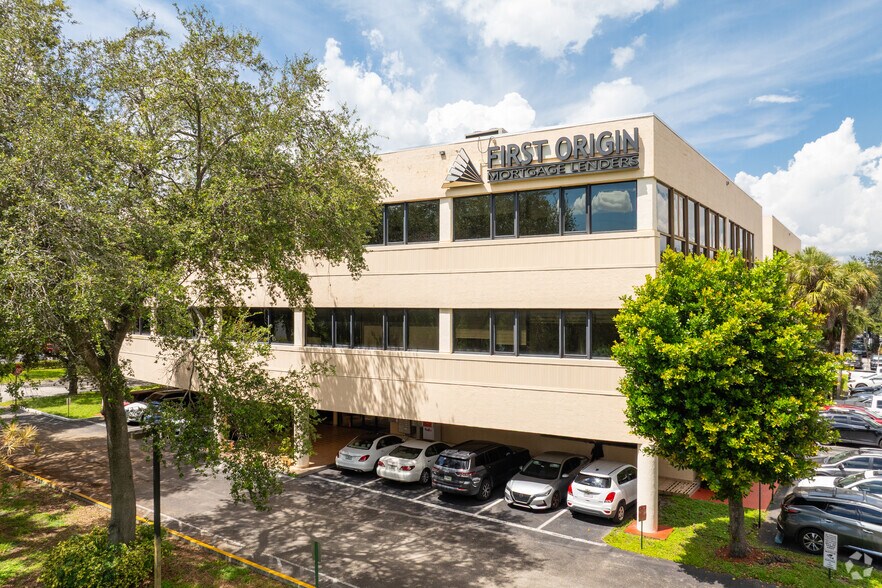 14100 palmetto frontage Rd, Miami Lakes, FL à vendre - Photo principale – Image 1 sur 53
