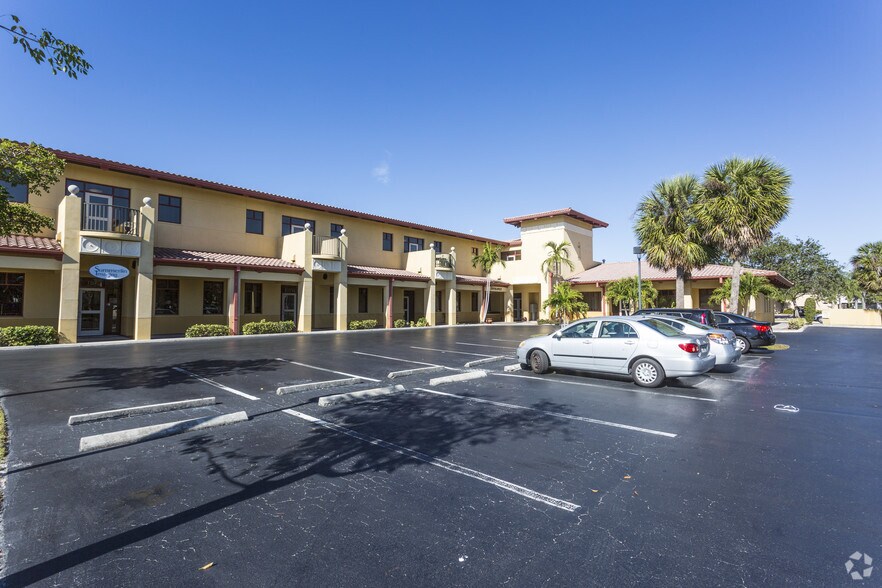 20 Barkley Cir, Fort Myers, FL à vendre - Photo de l’immeuble – Image 3 sur 9