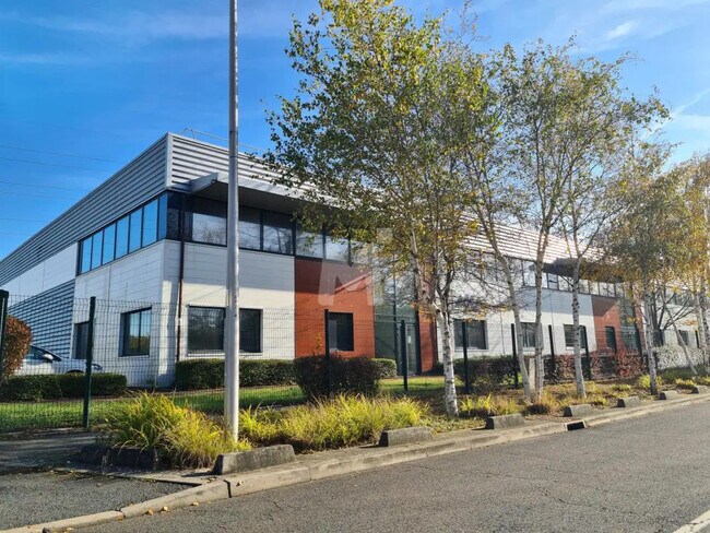 Plus de détails pour Bureau, Local d'activités à louer