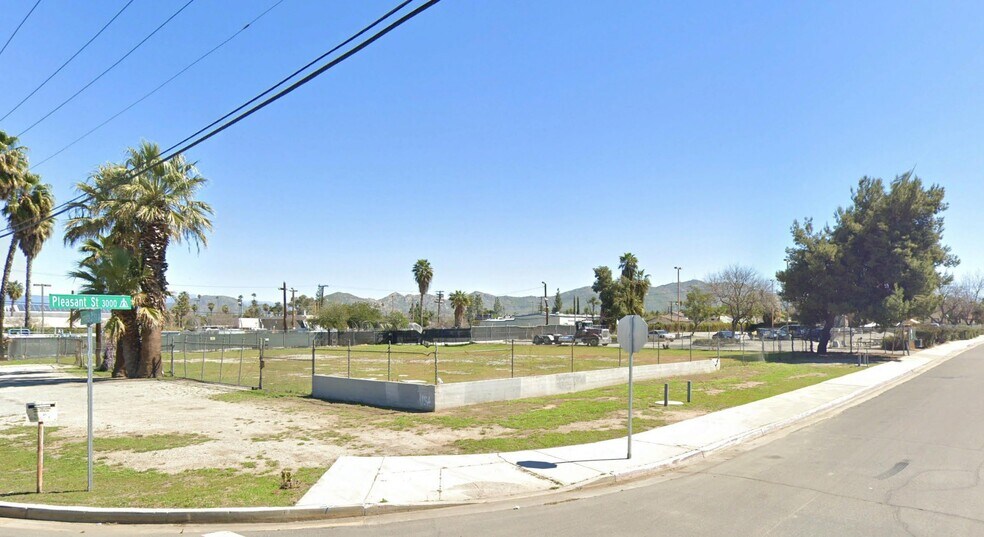 4526 Commerce St, Riverside, CA à vendre - Photo de l’immeuble – Image 2 sur 7