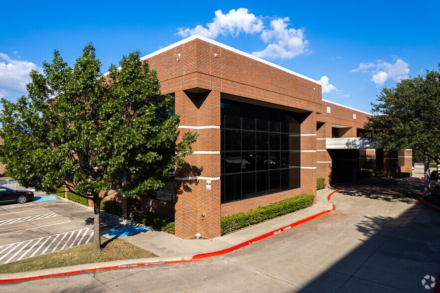 3900 American Dr, Plano, TX à vendre - Photo de l’immeuble – Image 1 sur 20
