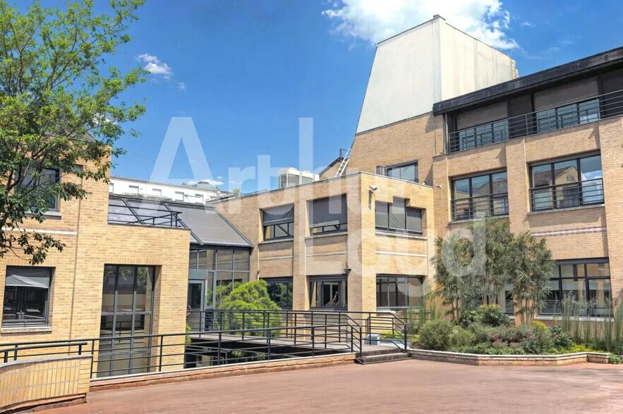 Bureau dans Suresnes à vendre - Photo de l’immeuble – Image 2 sur 11