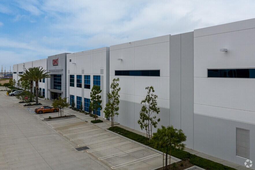 1153 N Ocean Cir, Anaheim, CA à louer - Photo de l’immeuble – Image 2 sur 4