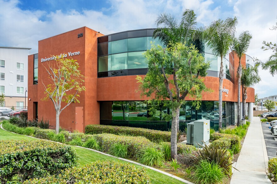 210 W Bonita Ave, Pomona, CA à louer - Photo de l’immeuble – Image 2 sur 7