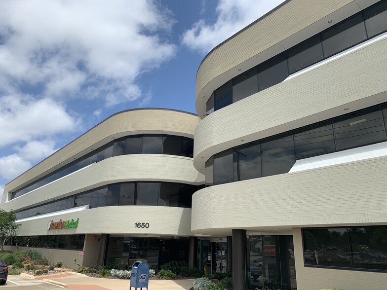 1650 W Rosedale St, Fort Worth, TX à louer - Photo de l’immeuble – Image 3 sur 4