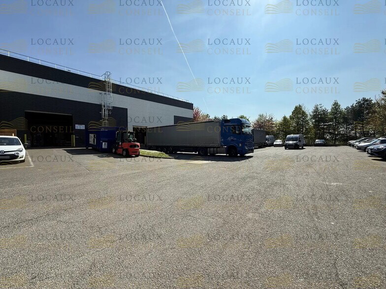 Local d’activités dans Roissy-en-France à louer - Photo principale – Image 1 sur 6