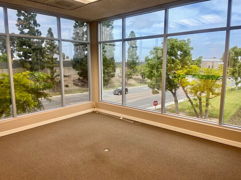 15751 Rockfield Blvd, Irvine, CA à louer - Photo de l’immeuble – Image 3 sur 13