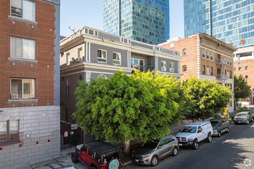 681 Shatto Pl, Los Angeles, CA à vendre - Photo principale – Image 1 sur 40