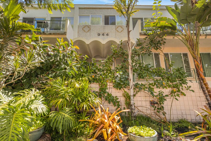 944 N Orange Grove Ave, Los Angeles, CA à vendre - Photo de l’immeuble – Image 2 sur 25