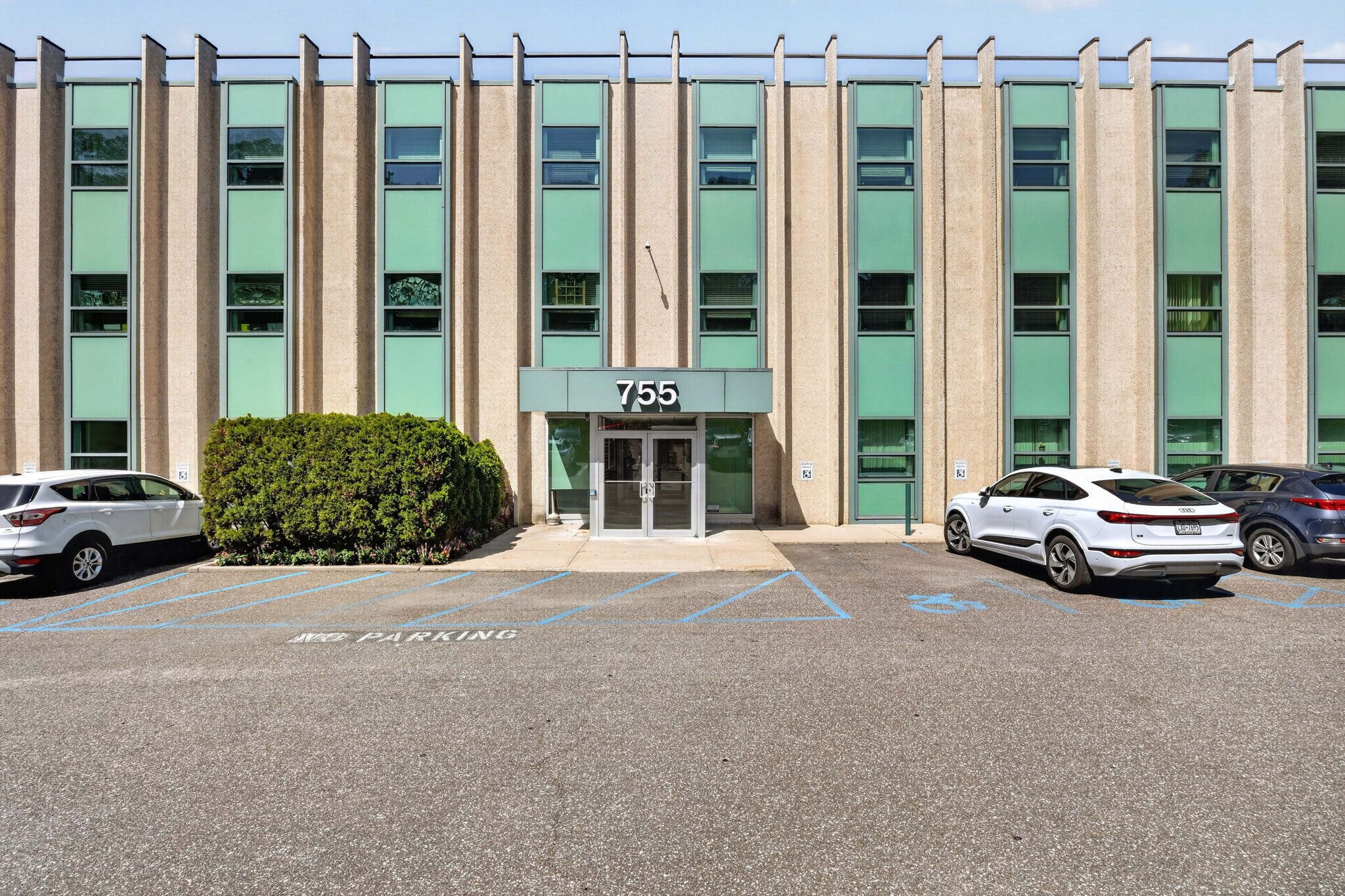 755 New York Ave, Huntington, NY à louer Photo de l’immeuble– Image 1 sur 14