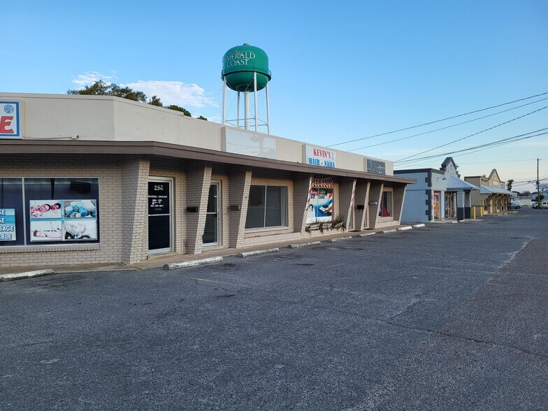 284 Eglin Pky NE, Fort Walton Beach, FL à louer - Photo de l’immeuble – Image 1 sur 5