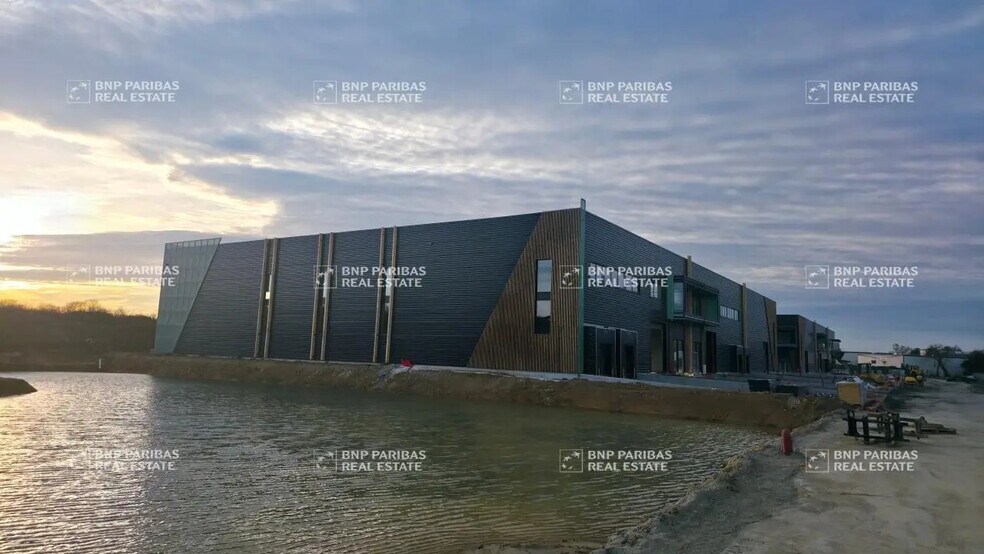 Local d’activités dans La Queue-en-Brie à louer - Photo de l’immeuble – Image 2 sur 8