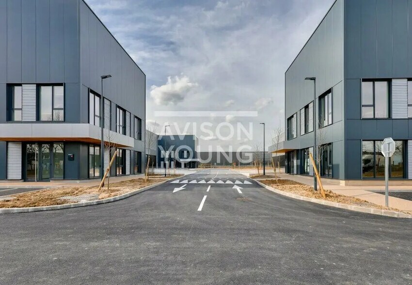 Local d’activités dans La Courneuve à louer - Photo de l’immeuble – Image 3 sur 3