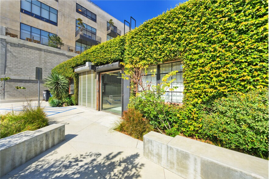 2201 S Carmelina Ave, Los Angeles, CA à louer - Photo de l’immeuble – Image 2 sur 8