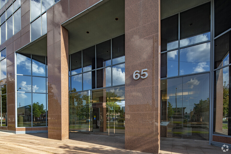 65 Overlea Blvd, Toronto, ON à louer - Photo de l’immeuble – Image 3 sur 4
