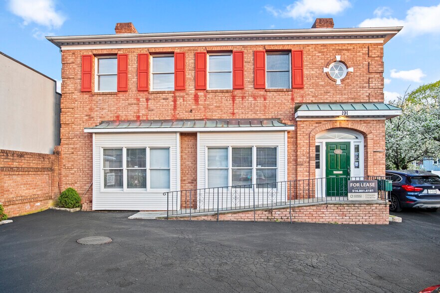 191 Forest Ave, Locust Valley, NY à vendre - Photo de l’immeuble – Image 3 sur 15