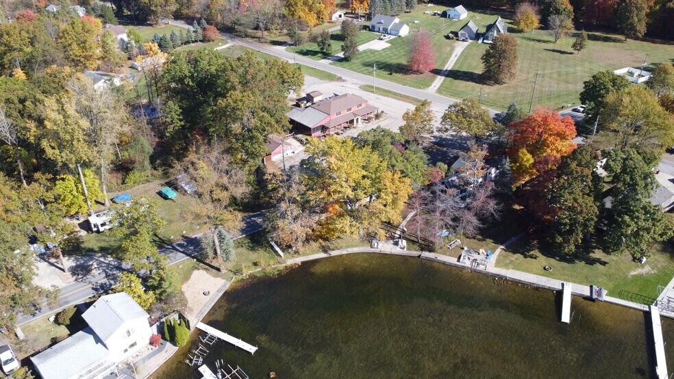 25020 May St, Edwardsburg, MI à vendre - Photo de l’immeuble – Image 2 sur 13