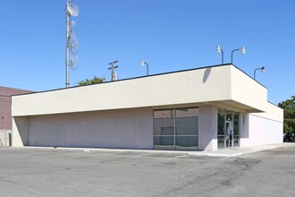 4936 N Blackstone Ave, Fresno, CA à louer Photo de l’immeuble– Image 1 sur 1