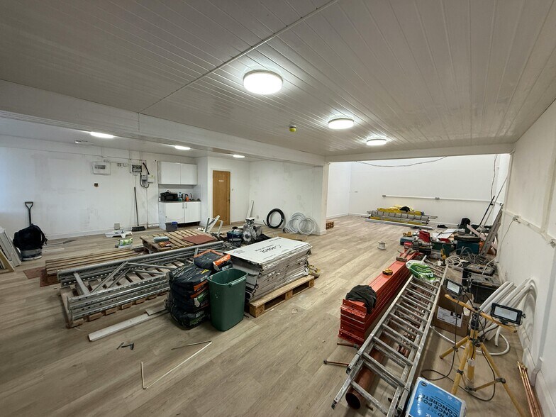 Armfield Clos, West Molesey à louer - Photo de l’immeuble – Image 3 sur 5