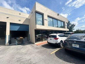 6910 NW 50th St, Miami, FL à louer Photo intérieure– Image 1 sur 25
