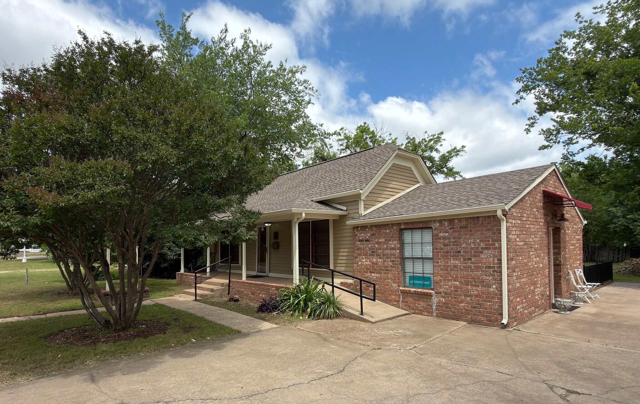 902 W Pearl St, Granbury, TX à louer Photo de l’immeuble– Image 1 sur 15