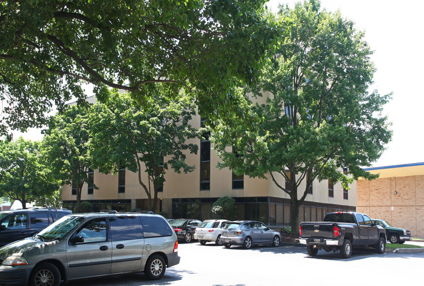 920 Providence Rd, Towson, MD à louer - Photo de l’immeuble – Image 2 sur 5