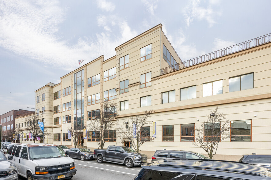 745 64th St, Brooklyn, NY à louer - Photo de l’immeuble – Image 1 sur 23