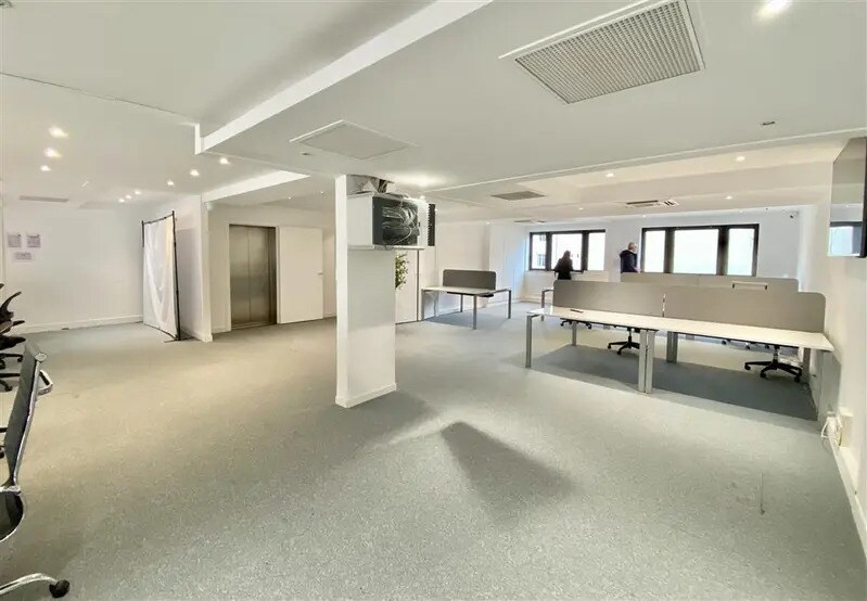Bureau dans Neuilly-sur-Seine à louer - Photo de l’immeuble – Image 3 sur 8