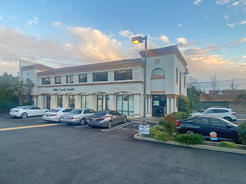 212 E Foothill Blvd, Arcadia, CA à louer - Photo de l’immeuble – Image 2 sur 3