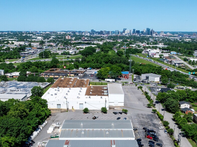 707 Spence Ln, Nashville, TN à louer - Photo de l’immeuble – Image 2 sur 13