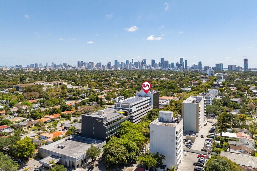 2103 Coral Way, Miami, FL à louer - Photo de l’immeuble – Image 2 sur 9