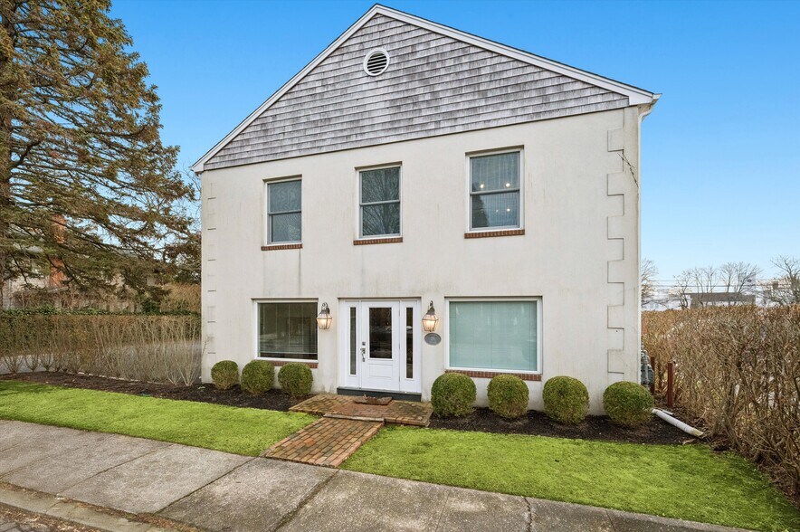 28 Cameron St, Southampton, NY à louer - Photo de l’immeuble – Image 1 sur 19