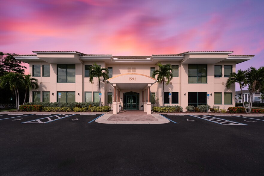 1591 Hayley Ln, Fort Myers, FL à louer - Photo de l’immeuble – Image 3 sur 15