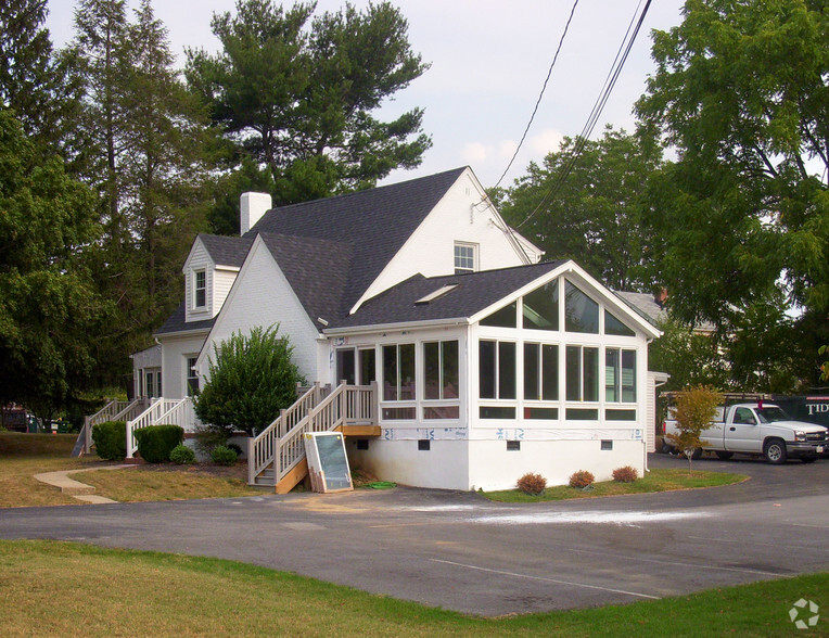 1532 Apperson Dr, Salem, VA à vendre - Photo de l’immeuble – Image 2 sur 49